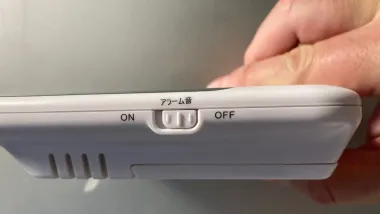 AD-5686本体上部側面のブザーアラームON/OFFスライドスイッチ