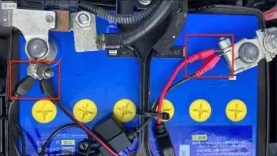 バッテリーセンスとコンフォートコネクションリードを取り付けた状態