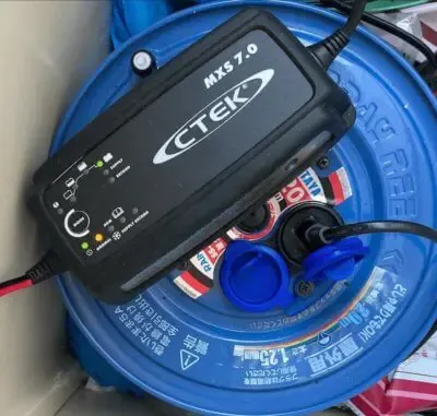 ダストボックスを活用したCTEKとコードリールの屋外保管
