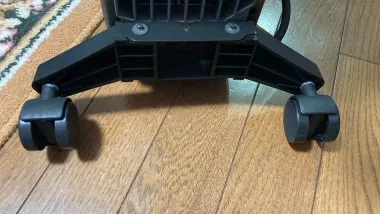 スーツケースのように滑らかに移動・格納できるノイルヒートのキャスター脚部
