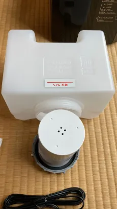 水道水のミネラル付着を抑えるイオンフィルターを装着した水タンクキャップ