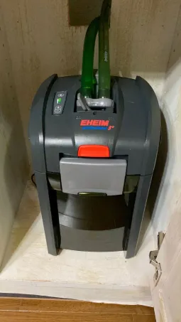 前面ルーバーカバーをワンタッチで外して吸気プレフィルターを掃除する様子